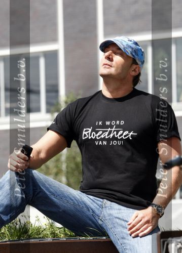 Amsterdam 22 juli 2008
Gerard Joling met petje en T-shirt geniet van het zonnetje en voetbalt met 2 jongetjes.