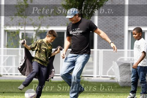 Amsterdam 22 juli 2008
Gerard Joling met petje en T-shirt geniet van het zonnetje en voetbalt met 2 jongetjes.