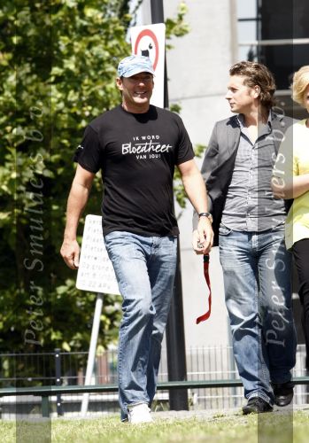 Amsterdam 22 juli 2008
Gerard Joling met petje en T-shirt geniet van het zonnetje en voetbalt met 2 jongetjes.