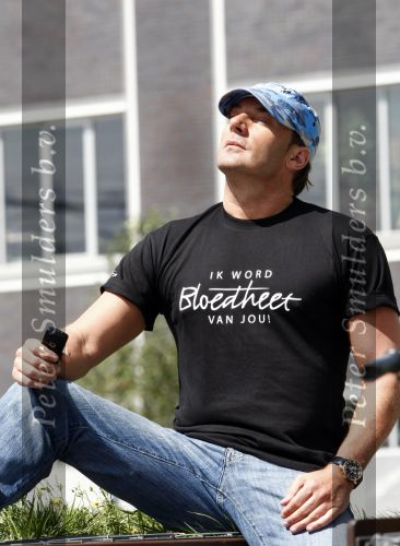Amsterdam 22 juli 2008
Gerard Joling met petje en T-shirt geniet van het zonnetje en voetbalt met 2 jongetjes.