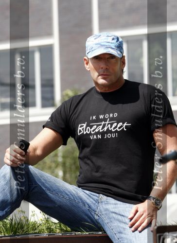Amsterdam 22 juli 2008
Gerard Joling met petje en T-shirt geniet van het zonnetje en voetbalt met 2 jongetjes.