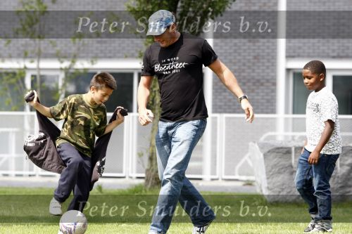 Amsterdam 22 juli 2008
Gerard Joling met petje en T-shirt geniet van het zonnetje en voetbalt met 2 jongetjes.
