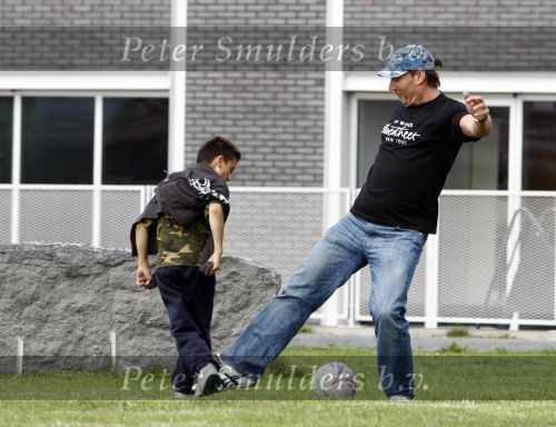 Amsterdam 22 juli 2008
Gerard Joling met petje en T-shirt geniet van het zonnetje en voetbalt met 2 jongetjes.