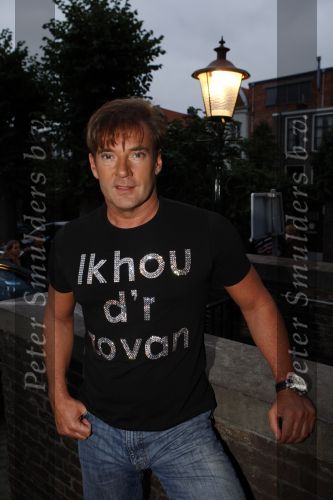 Breda 26 augustus 2008
Muziekfeest van de Tros op de grote markt in Breda. Gerard Joling met t shirt met tekst erop
Peter Smulders bv