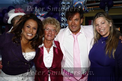 Amsterdam 27 april 2009
Feestje van Gerard Joling voor zijn 49e verjaardag bij cafe het Kalfje. Gerard met Tina Nijkamp moeder en Patty Brard
Peter Smulders bv