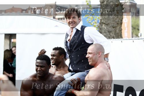 Amsterdam 30 april 2009
Koninginnedag met radio 538 op het museumplein. Gerard Joling met sexy mannen
Peter Smulders bv