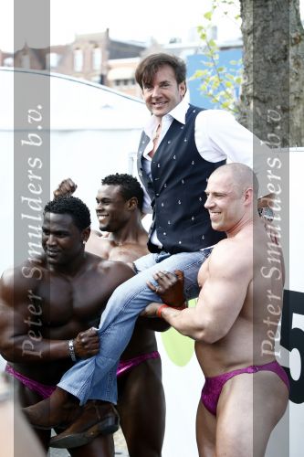 Amsterdam 30 april 2009
Koninginnedag met radio 538 op het museumplein. Gerard Joling met sexy mannen
Peter Smulders bv