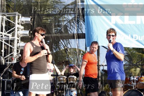 Curacao 31 december 2008
Sound check Jeroen v d Boom op Mambo Beach voor oudjaarsconcert. Jeroen met Geard Joling op het podium
Peter Smulders bv