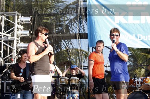 Curacao 31 december 2008
Sound check Jeroen v d Boom op Mambo Beach voor oudjaarsconcert. Jeroen met Geard Joling op het podium
Peter Smulders bv