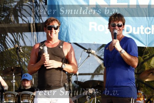 Curacao 31 december 2008
Sound check Jeroen v d Boom op Mambo Beach voor oudjaarsconcert. Jeroen met Geard Joling op het podium
Peter Smulders bv