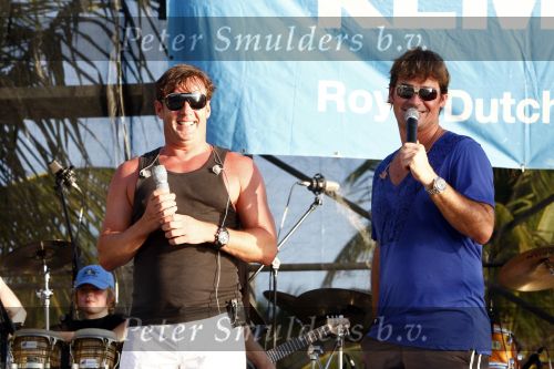 Curacao 31 december 2008
Sound check Jeroen v d Boom op Mambo Beach voor oudjaarsconcert. Jeroen met Geard Joling op het podium
Peter Smulders bv
