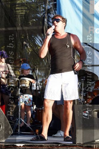 Curacao 31 december 2008
Sound check Jeroen v d Boom op Mambo Beach voor oudjaarsconcert. Jeroen met Geard Joling op het podium
Peter Smulders bv