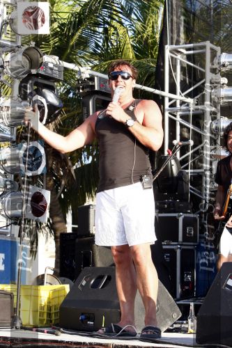Curacao 31 december 2008
Sound check Jeroen v d Boom op Mambo Beach voor oudjaarsconcert. Jeroen met Geard Joling op het podium
Peter Smulders bv