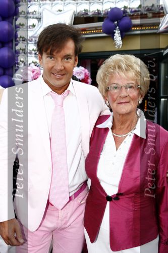 Amsterdam 27 april 2009
Feestje van Gerard Joling voor zijn 49e verjaardag bij cafe het Kalfje. moeder Gerard met vriend
Peter Smulders bv