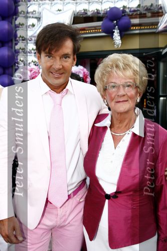 Amsterdam 27 april 2009
Feestje van Gerard Joling voor zijn 49e verjaardag bij cafe het Kalfje. moeder Gerard met vriend
Peter Smulders bv