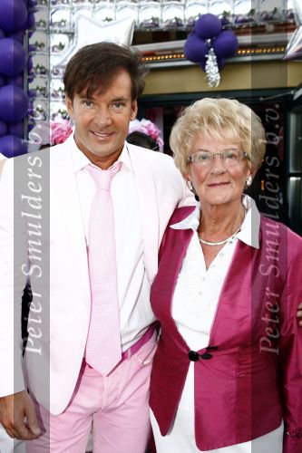 Amsterdam 27 april 2009
Feestje van Gerard Joling voor zijn 49e verjaardag bij cafe het Kalfje. moeder Gerard met vriend
Peter Smulders bv
