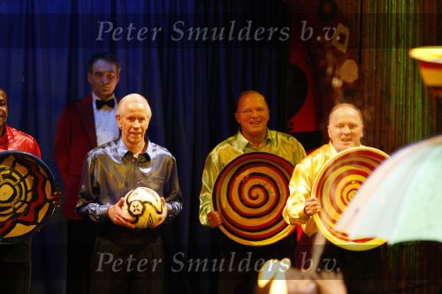 Amsterdam 17 december 2007
Tros Kerstcircus bij afrika afrika . Gerrie Muhren Hans v Breukelen Johnny Bosman Stanley Menzo en Rene en Willy v d Kerkhof