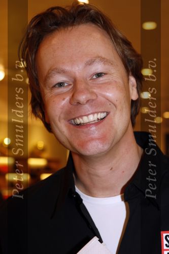 Amsterdam 1 december 2007
Bekende nederlanders verkopen op wereld aids dag draagtassen voor het goede doel in de bijenkorf. Gijs Staverman