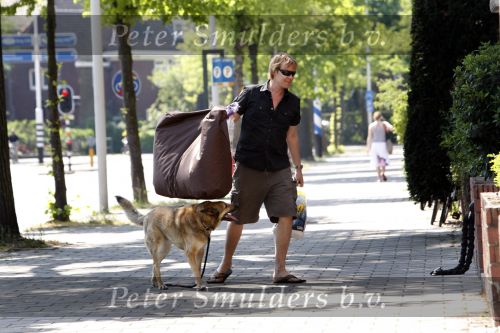 Amsterdam 10 mei 2008
Gijs Staverman met zijn hond in BMW cabrio en wandelend op straat met honden kussen