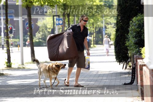 Amsterdam 10 mei 2008
Gijs Staverman met zijn hond in BMW cabrio en wandelend op straat met honden kussen