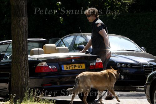 Amsterdam 10 mei 2008
Gijs Staverman met zijn hond in BMW cabrio en wandelend op straat met honden kussen