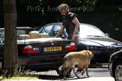 Amsterdam 10 mei 2008
Gijs Staverman met zijn hond in BMW cabrio en wandelend op straat met honden kussen