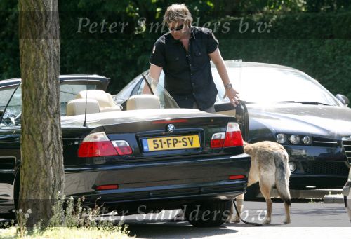 Amsterdam 10 mei 2008
Gijs Staverman met zijn hond in BMW cabrio en wandelend op straat met honden kussen