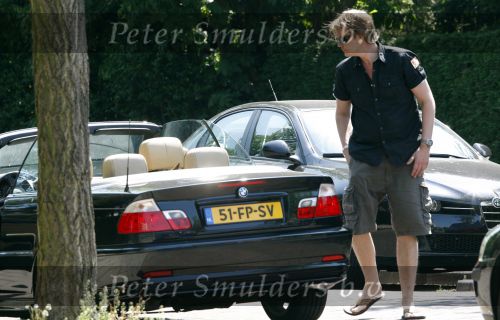 Amsterdam 10 mei 2008
Gijs Staverman met zijn hond in BMW cabrio en wandelend op straat met honden kussen