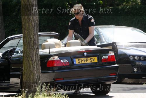 Amsterdam 10 mei 2008
Gijs Staverman met zijn hond in BMW cabrio en wandelend op straat met honden kussen