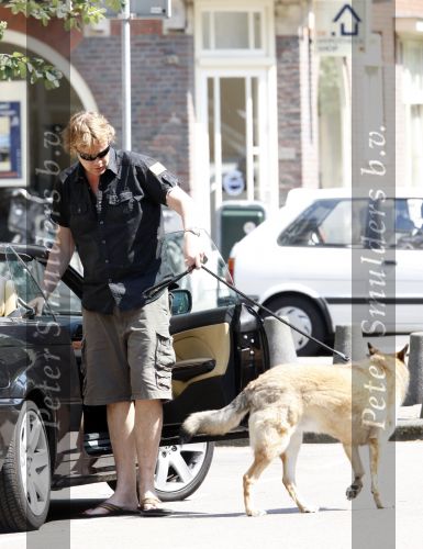 Amsterdam 10 mei 2008
Gijs Staverman met zijn hond in BMW cabrio en wandelend op straat met honden kussen
