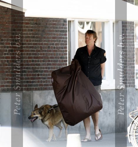 Amsterdam 10 mei 2008
Gijs Staverman met zijn hond in BMW cabrio en wandelend op straat met honden kussen
