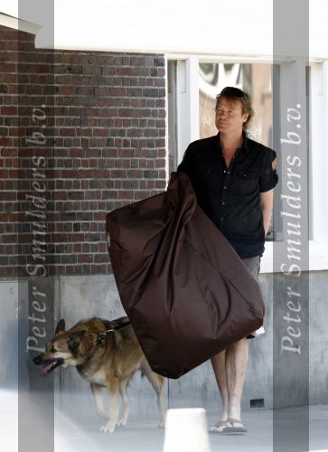 Amsterdam 10 mei 2008
Gijs Staverman met zijn hond in BMW cabrio en wandelend op straat met honden kussen