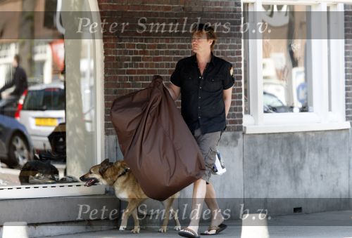 Amsterdam 10 mei 2008
Gijs Staverman met zijn hond in BMW cabrio en wandelend op straat met honden kussen