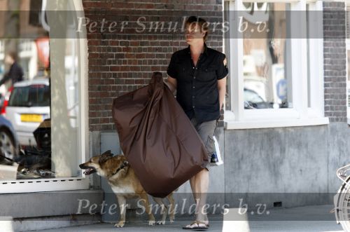 Amsterdam 10 mei 2008
Gijs Staverman met zijn hond in BMW cabrio en wandelend op straat met honden kussen