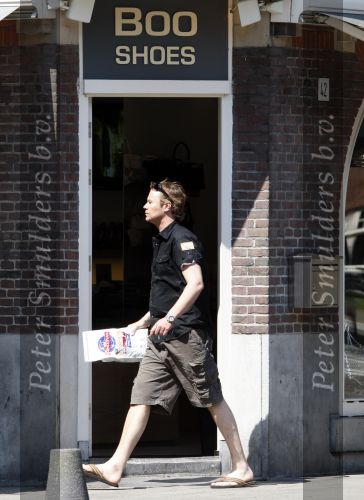 Amsterdam 10 mei 2008
Gijs Staverman met zijn hond in BMW cabrio en wandelend op straat met honden kussen
