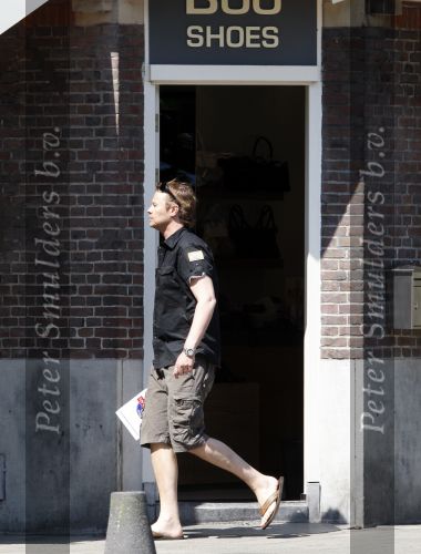 Amsterdam 10 mei 2008
Gijs Staverman met zijn hond in BMW cabrio en wandelend op straat met honden kussen