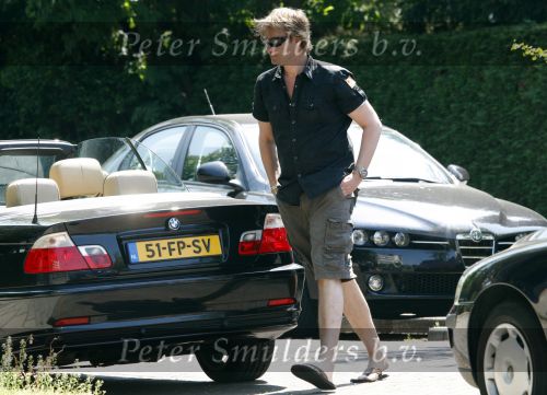 Amsterdam 10 mei 2008
Gijs Staverman met zijn hond in BMW cabrio en wandelend op straat met honden kussen