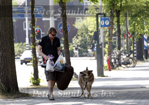 Amsterdam 10 mei 2008
Gijs Staverman met zijn hond in BMW cabrio en wandelend op straat met honden kussen