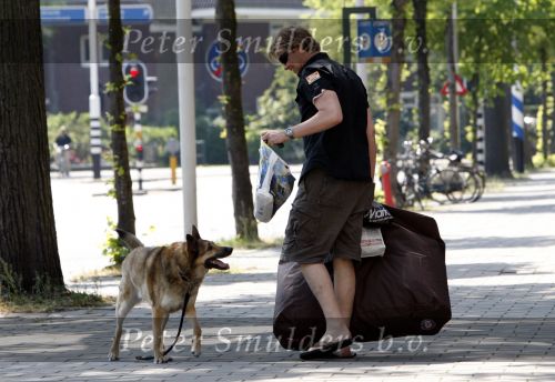 Amsterdam 10 mei 2008
Gijs Staverman met zijn hond in BMW cabrio en wandelend op straat met honden kussen