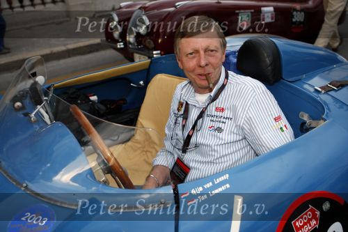 Brescia 15 mei 2008
Start van de Mille Miglia in Brescia. State of art rijdt met 2 porsches mee. 
Gijs v Lennep