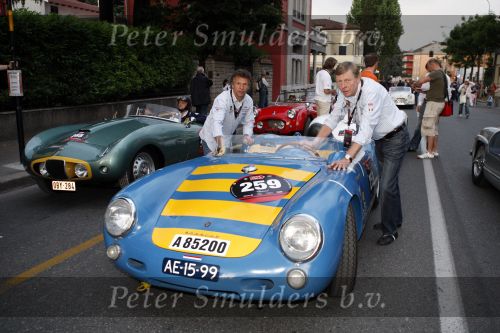 Brescia 15 mei 2008
Start van de Mille Miglia in Brescia. State of art rijdt met 2 porsches mee. 
Gijs v Lennep en Jan Lammers