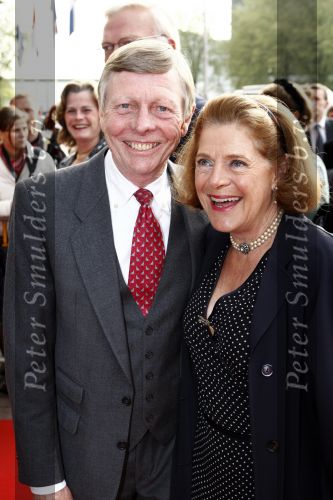 Utrecht 28 april 2009
Pieter v Vollenhoven viert zijn 70e verjaardag in het Beatrix theater in Utrecht. Gijs v Lennep met zijn vrouw
Peter Smulders bv