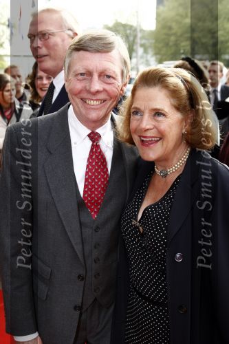Utrecht 28 april 2009
Pieter v Vollenhoven viert zijn 70e verjaardag in het Beatrix theater in Utrecht. Gijs v Lennep met zijn vrouw
Peter Smulders bv