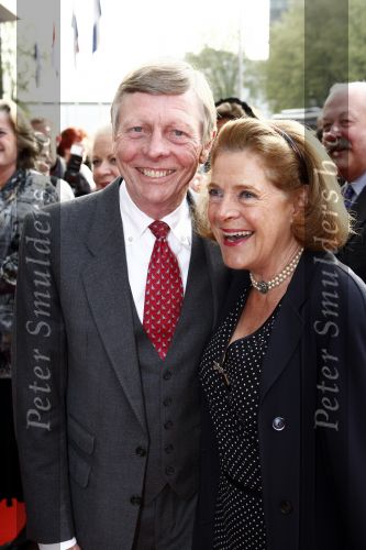 Utrecht 28 april 2009
Pieter v Vollenhoven viert zijn 70e verjaardag in het Beatrix theater in Utrecht. Gijs v Lennep met zijn vrouw
Peter Smulders bv