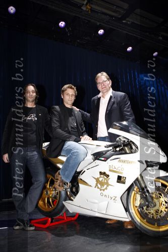 Hilversum 18 mei 2008
Huub Stapel presenteert  presentatie Magusta race team in studio 21. Gijsbert Spilt is teameigenaar en Jan Ypema direkteur van Magusta motors.
Peter Smulders bv