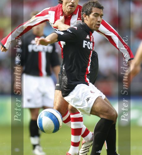 Eindhoven, 23 September 2007 Seizoen 2007/2008 Kompetitewedstrijd PSV-Feyenoord, eindstand 4-0
Giovanniv Bronckhorst in duel met Kenneth Perez