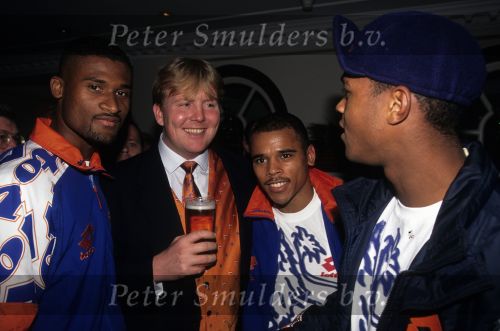 2000 Prins Willem Alexander met een glaasje bier met de voetballers Patrick Kluivert en Winston Bogarde en Glenn Helder