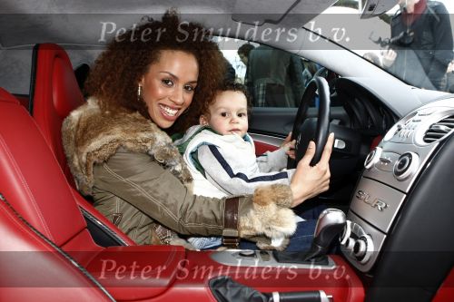 Breukelen 5 april 2008
Glennis Grace en haar vriend Moos en zoontje Antony krijgen hun nieuwe mercedes bij neijenrode.
Peter Smulders b v