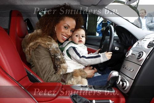 Breukelen 5 april 2008
Glennis Grace en haar vriend Moos en zoontje Antony krijgen hun nieuwe mercedes bij neijenrode.
Peter Smulders b v