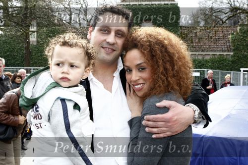 Breukelen 5 april 2008
Glennis Grace en haar vriend Moos en zoontje Antony krijgen hun nieuwe mercedes bij neijenrode.
Peter Smulders b v
